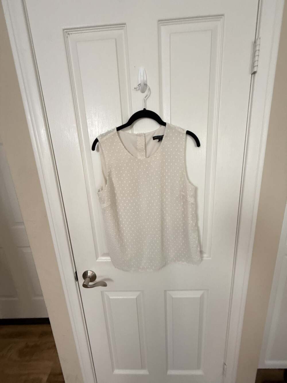 Banana Republic Women's Sleeveless Swiss Dot Button Back Blouse Size S